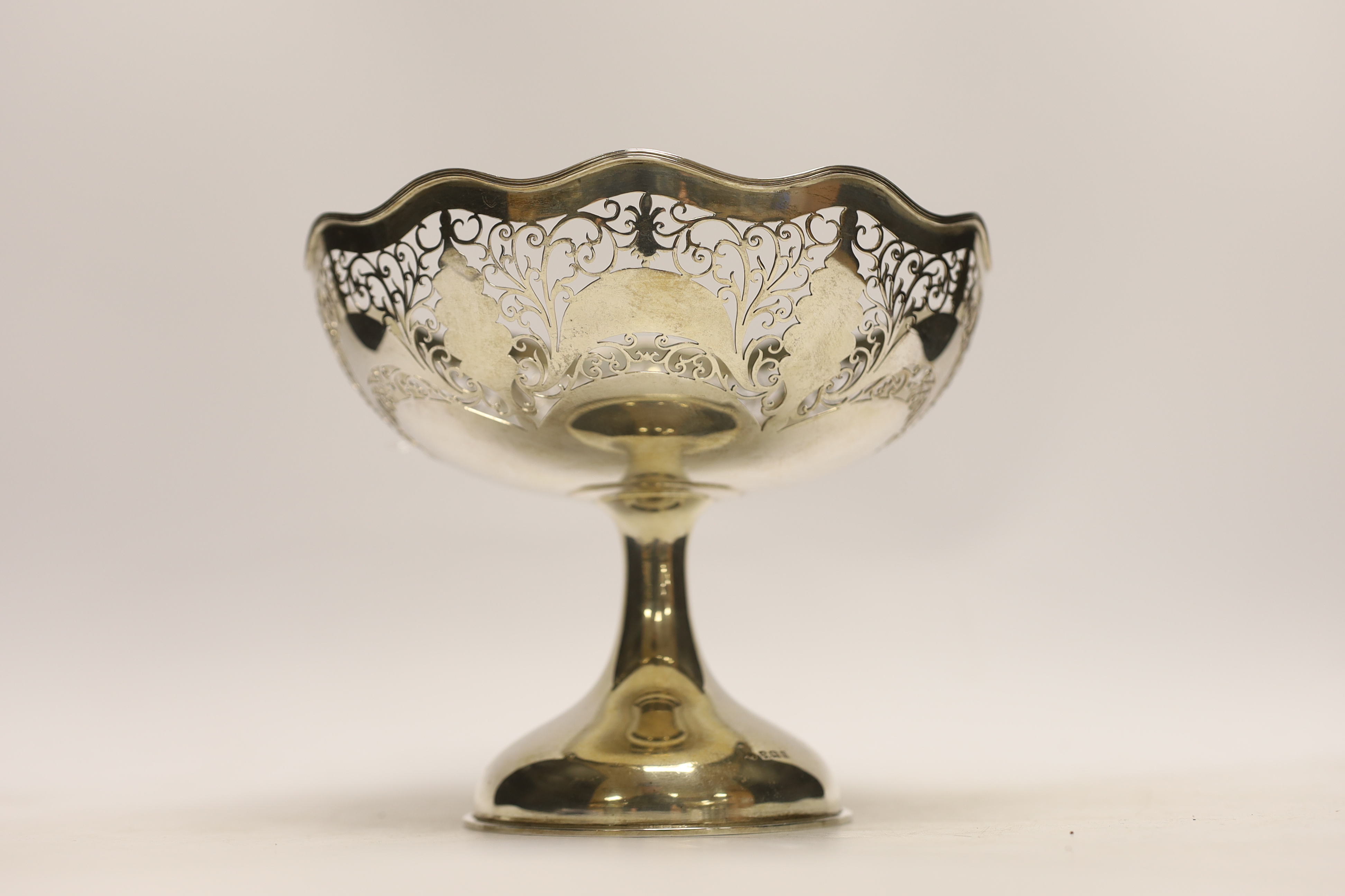 A George V pierced pedestal bowl, Henry Moreton, Birmingham, 1913, diameter 20.2cm, 15.1oz.
